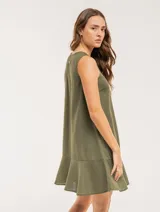 Vestido corto color beige de lino con escote redondo y volado godet en el ruedo.