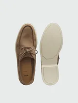 Mocasines tipo náuticos Boss Sienne de gamuza en color tostado, con cordones frontales, suela blanca y costuras visibles.