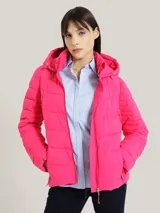 Campera puffer Tommy Hilfiger color fucsia, con capucha, cierre de cremallera, bolsillos laterales con cremallera y logo bordado en el brazo.