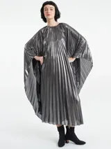 Vestido largo plateado de poliéster con textura plisada y corte tipo capa.