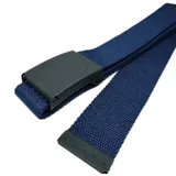 Cinturón azul de tela con hebilla metálica negra con logo de la marca.