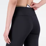 Pantalón deportivo New Balance de dama, modelo Achiever Shape Shield Flare, color negro. Confeccionado con tecnología NB DRYx de secado rápido y tejido Shape Shield que absorbe la humedad. Diseño de tiro alto y silueta ajustada.