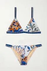 Conjunto de bikini con corpiño triangular y bombacha semivedetina, confeccionado con un llamativo estampado multicolor que combina motivos de animal print de leopardo, elementos botánicos y conchas marinas en tonos azules y naranjas.