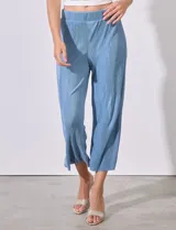 Pantalón capri negro de satén plisado con pretina ancha elastizada.