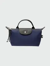 Bolso pequeño Longchamp Le Pliage Energy color azul con detalles en negro.