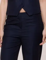 Pantalón de vestir gris claro de corte recto, confeccionado en mezcla de poliéster, rayón y elastano, con pretina, trabillas para cinto y bolsillos.