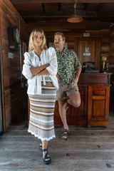 Pollera tejida a rayas horizontales en tonos beige, marrón y blanco.