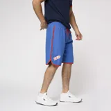 Short de baño azul con vivos rojos y escudo del Club Nacional de Football en la pierna izquierda.