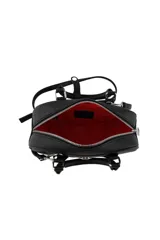 Cartera roja con doble asa corta y tira larga regulable y desmontable. Tiene organizador interno y logo de la marca en el frente.