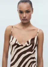 Vestido midi de viscosa con estampado animal print tipo cebra en tonos marrón y beige, con tirantes finos y escote drapeado.