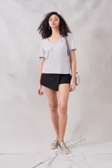 Remera gris de algodón con cuello en V y mangas cortas.