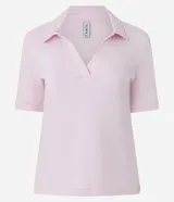 Polo de manga corta color marrón, con cuello abierto y tejido de suedine de algodón BCI.