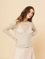 Sweater color beige de punto calado, con escote redondo y mangas largas.