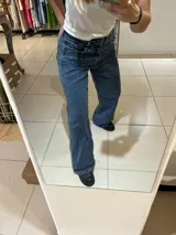 Pantalón de jean azul de corte wide leg.