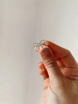 Anillo de acero quirúrgico con diseño de moña decorado con strass.
