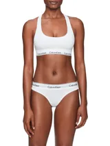 Colaless Calvin Klein de talle medio, confeccionada en mezcla de algodón modal, con emblemática cinturilla elástica con el logo de la marca.