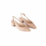 Zapato destalonado de cuero color nude, con punta fina, taco cuadrado bajo y tira ajustable en el talón.