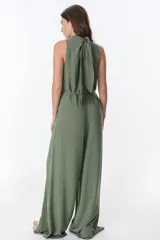 Mono marrón sin mangas, con cuello alto fruncido y lazo en la cintura.