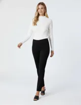 Pantalón color beige de gabardina elastizada, marca Ruby Rd. Delantera con bolsillos simulados y trasera con bolsillos aplicados. Corte recto.