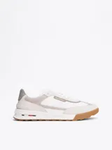 Zapatillas Tommy Hilfiger Classics de hombre, color blanco con detalles en gris y suela color caramelo. Confeccionadas en piel con interior de poliéster y suela de EVA dentada.