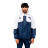 Campera rompevientos Umbro del Club Nacional de Football, con diseño bicolor en blanco y azul marino. Presenta capucha, cierre frontal completo, logo de Umbro y escudo del club en el pecho.