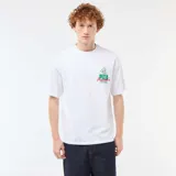 Remera blanca de manga corta y cuello redondo, confeccionada en algodón liso con un pequeño estampado gráfico frontal.