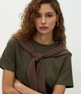 Vestido corto de corte recto confeccionado en gamuza sintética color marrón. Presenta cuello redondo, mangas cortas y un acabado liso. Incluye un cinturón fino del mismo tono con hebilla metálica.