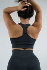 Top deportivo color lila, de tejido acanalado, con espalda deportiva y breteles anchos.