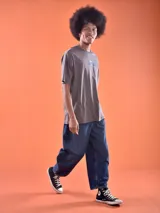 Remera gris con estampado frontal de Mickey Mouse con tipografía azul. Corte oversized.