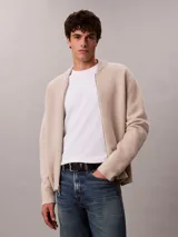 Remera de corte clásico confeccionada en 100% algodón, con cuello redondo y mangas cortas. Presenta un diseño minimalista con el logo de la marca sutilmente bordado en el pecho.