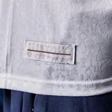 Camiseta de fútbol Umbro del Club Nacional de Football, modelo Home 2026. Diseño en color blanco con detalles en azul y rojo en el cuello y los bordes de las mangas. Presenta el logo de Umbro, el escudo del club y el sponsor Antel en el frente, junto con un sutil estampado de copas en la tela.