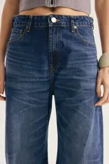 Jean de denim celeste con lavado claro y efecto desteñido, de tiro alto y corte ancho con dobladillo vuelto en los tobillos.
