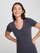 Camiseta celeste de manga corta con cuello en V.