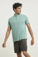 Remera azul con cuello mao y mangas cortas.