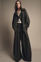 Chaqueta fluida de color verde oliva, con cuello solapa, manga larga ajustable con trabilla y botón, y cinturón del mismo tejido anudado a la cintura.