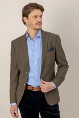 Saco de lana color marrón, de corte entallado, con cierre frontal de dos botones, solapas clásicas y bolsillo en el pecho con pañuelo decorativo.