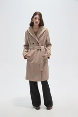 Tapado de paño color gris oscuro con solapas anchas, cierre frontal cruzado con botones y cinturón ajustable a la cintura. Posee mangas largas y bolsillos laterales.