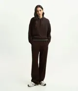 Pantalón de corte recto confeccionado en tejido modal con mezcla de poliéster y viscosa. Presenta cintura elástica con cordón de ajuste frontal y una caída fluida y cómoda.