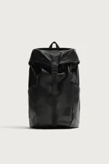 Mochila de piel negra de la colección especial Aaron Levine x Zara, con compartimento principal con solapa y hebilla, bolsillos exteriores en los laterales y asas ajustables.
