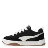 Championes Puma de estilo urbano inspirados en el skate, con perfil bajo. Presentan una estructura combinada de material sintético y superposiciones de gamuza en color negro, con el icónico logo de la marca en blanco en el lateral. Cuentan con cordones gruesos en color crema, entresuela blanca y suela de goma color caramelo.