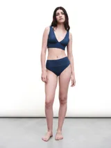 Bombacha de bikini tipo culotte de tiro alto, color negro, con faja interna para mayor sujeción y calce elegante.