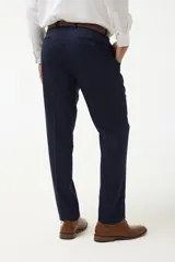 Ambo formal compuesto por saco de dos botones con solapas clásicas y bolsillos con solapa, y pantalón de vestir a juego, confeccionado en tela de alta calidad color azul marino.