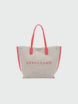 Bolso shopper Longchamp modelo Le Roseau Essential, color crudo con detalles en verde. Presenta logo de la marca en verde y doble asa de hombro.