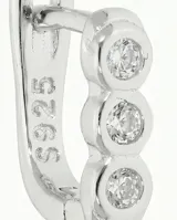 Caravanas tipo argolla pequeña de plata 925, con diseño lineal adornado con tres circonias engastadas.