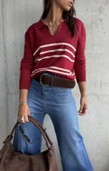 Sweater de tejido fino en color bordó con rayas horizontales en tono crema, diseño de cuello polo y mangas largas.