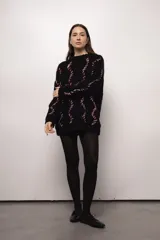 Sweater tejido a mano con lana merino color marrón claro, con cuello redondo y bordado con hilo azul y blanco.