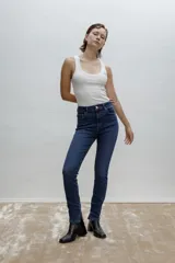 Pantalón de jean de tiro alto, corte skinny y color azul oscuro.