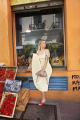 Bolso tipo sobre de cuero color rojo, con frunce superior y cierre con cordones. Tiene correa larga desmontable y bolsillo interno con cierre.