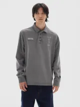 Chomba de manga larga en algodón con efecto lavado, cuello polo clásico con cartera de botones y estampados gráficos en el pecho.