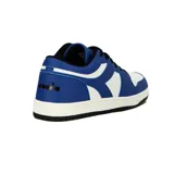 Championes urbanos Diadora modelo Milano, color azul y blanco, con cordones negros y suela blanca.
